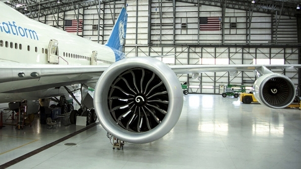 Az új hajtómű az új teszt-Jumbo szárnya alatt (fotó: GE/Aviation Week)