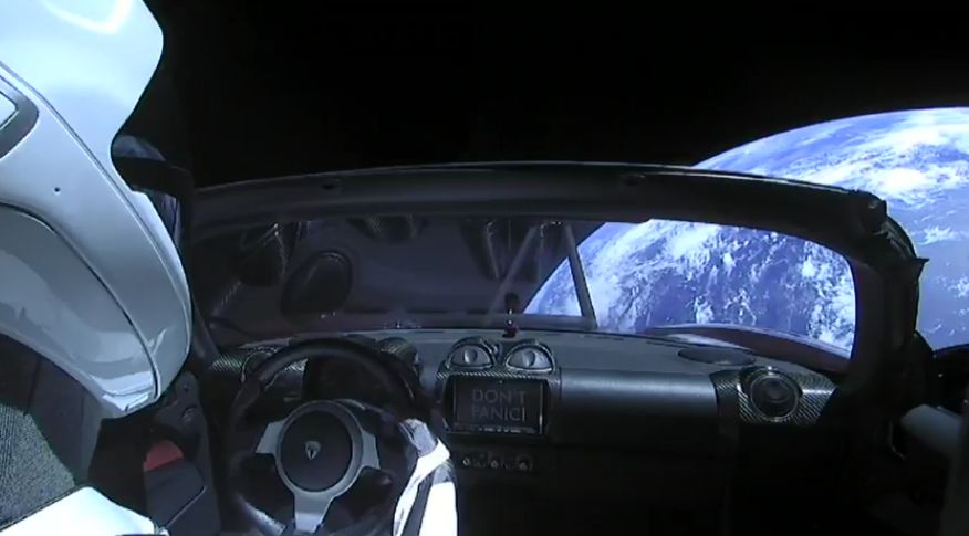 Búcsú a Földtől: nem fantáziarajz, hanem már az űrből közvetített kép, Starman a volánnál, pánikmentes repülés a bolygóközi térben