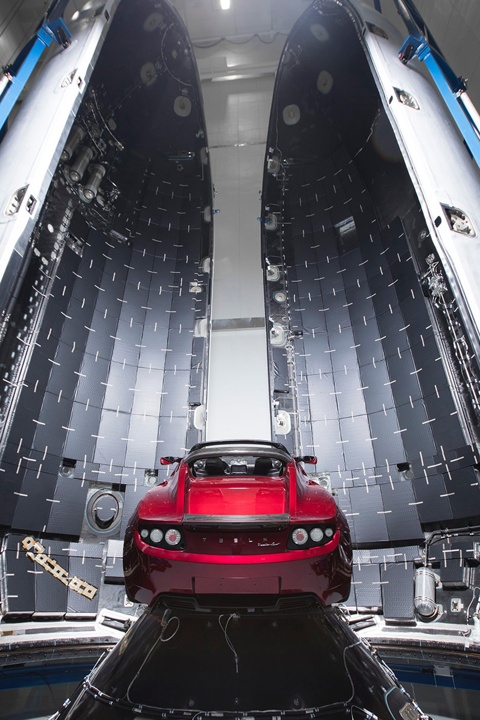 Ilyen volt Musk roadstere még a földön, jól érzékelhetőek a hatalmas cargo-tér méretei, nemhogy a Tesla, egy busz is beleférne