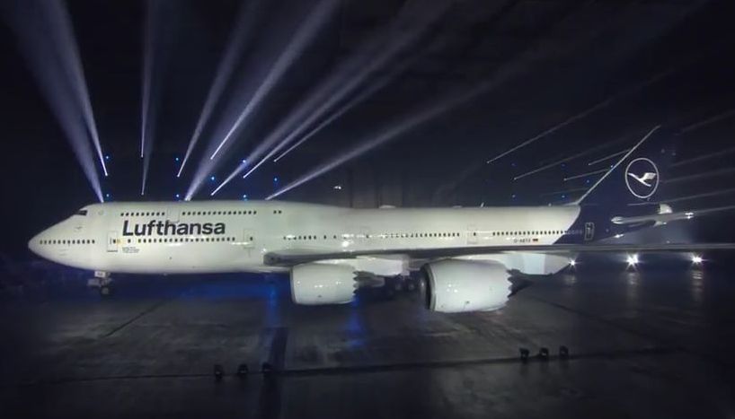 Az első átfestett 747-es a frankfurti bemutatón: fontos az egyszínű törzs is