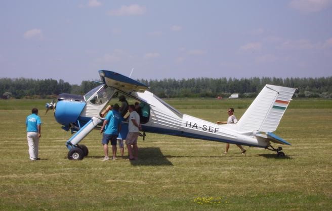 A HA-SEF érdeklődők gyűrűjében a Legendák a Levegőben repülőnapon Szolnok-Szandaszőlősön 2014-ben