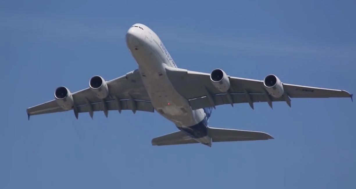 Az állandó résztvevők: a légtérben forgolódik a hatalmas Airbus A380