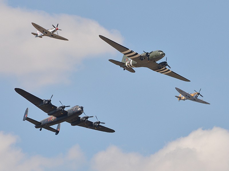 RAF-formáció: D-Day C-47, Lancester, Spitfire-ek
