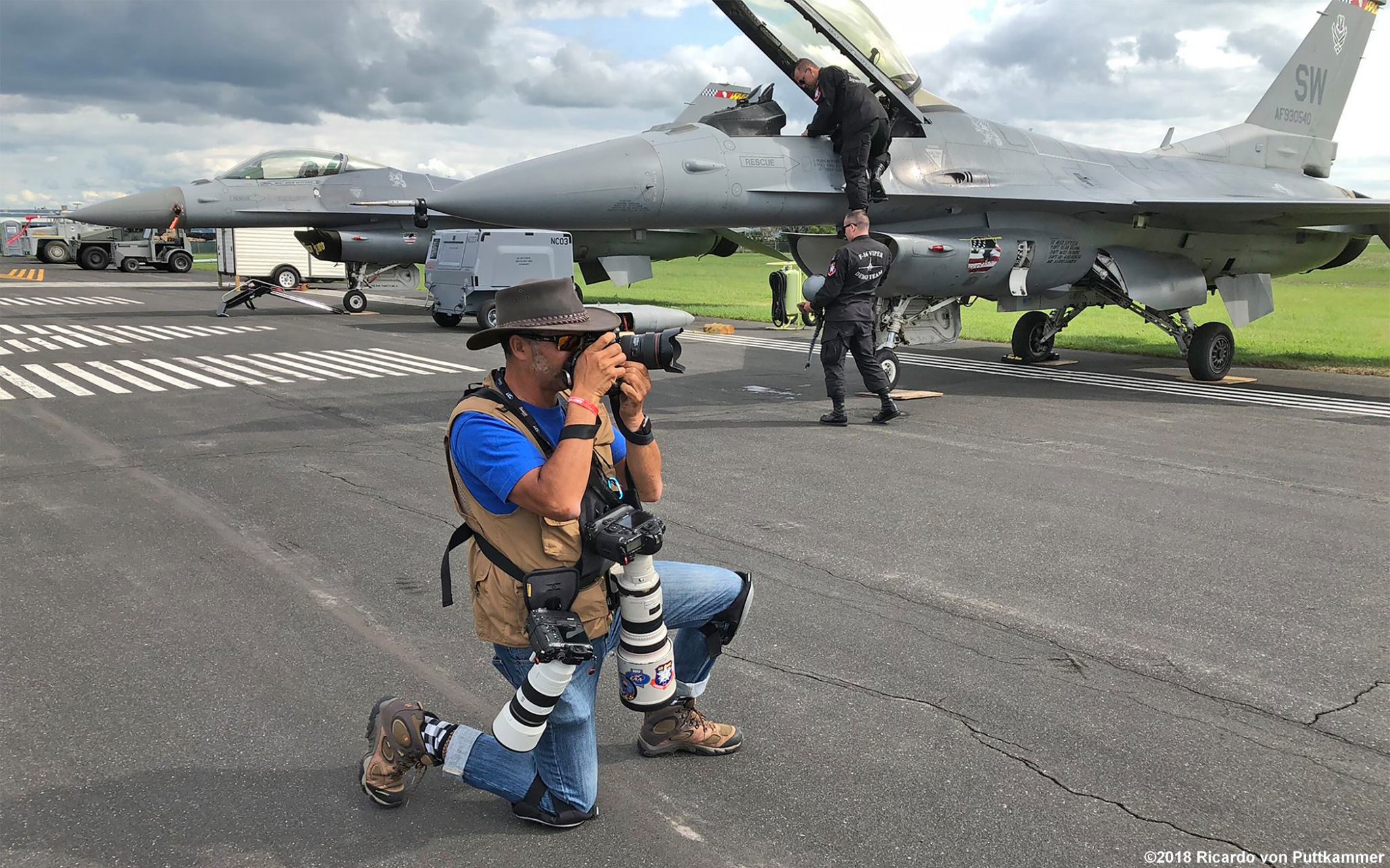 Fegyvertelen harcigép és felfegyverkezett fotós: csendélet az F-16-os bemutató előtt
