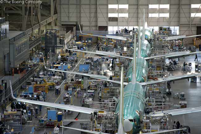 A gyártósorra más Boeing-részlegektől többszáz embert hoztak át