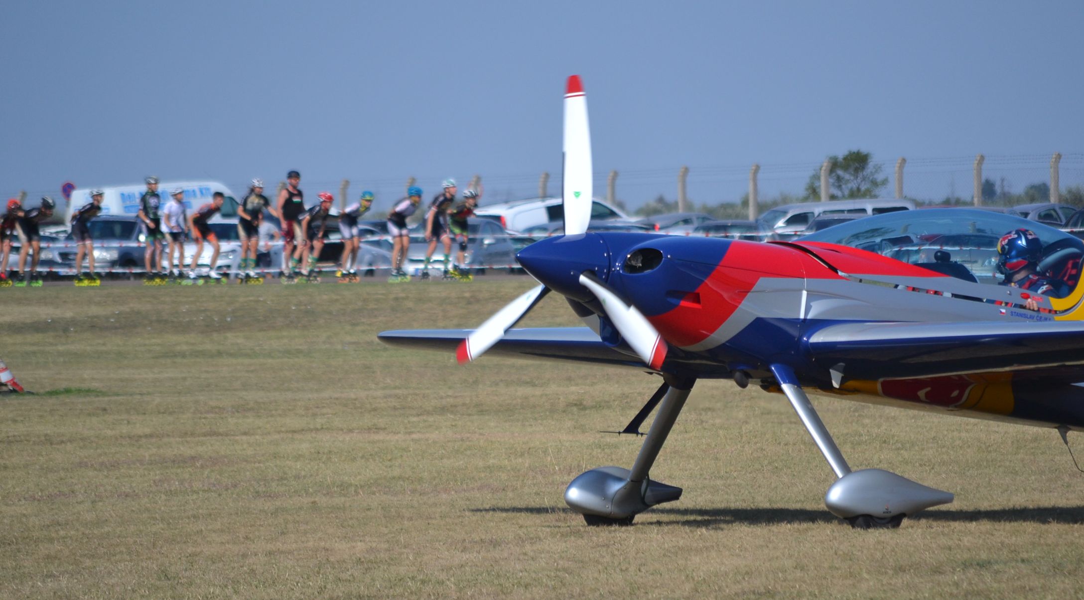 A startra készülő Flying Bulls pilóta is csodálkozik: vasárnap délelőtt a bringások és görkorisok megszállhatták a gurulót, sőt, a pályát is