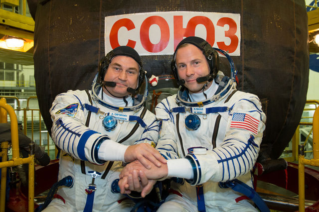 A két űrhajós, Ovcsinyin és Hague a felkészülés idején az űrkabin előtt