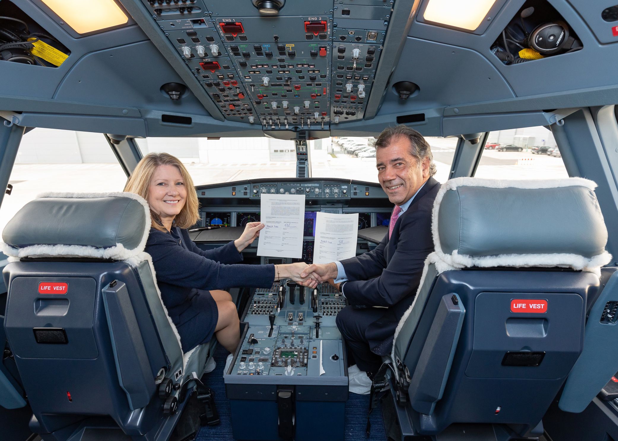 A Lockheedtól Michele Evans a bal, az Airbustól Fernando Alonso a jobb ülésben
