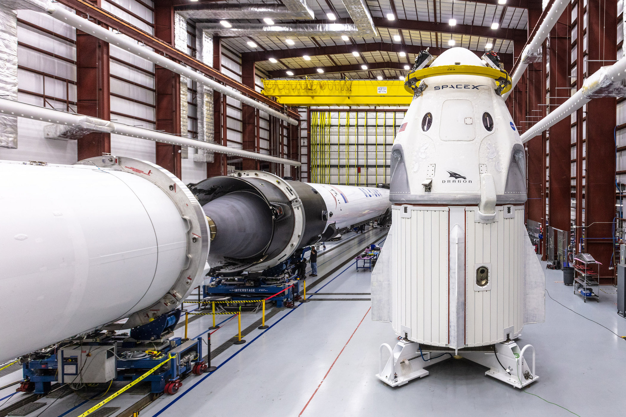 Hetekkel ezelőtt, a Crew Dragon még nem volt a hordozórakétára szerelve (fotók: SpaceX.com)