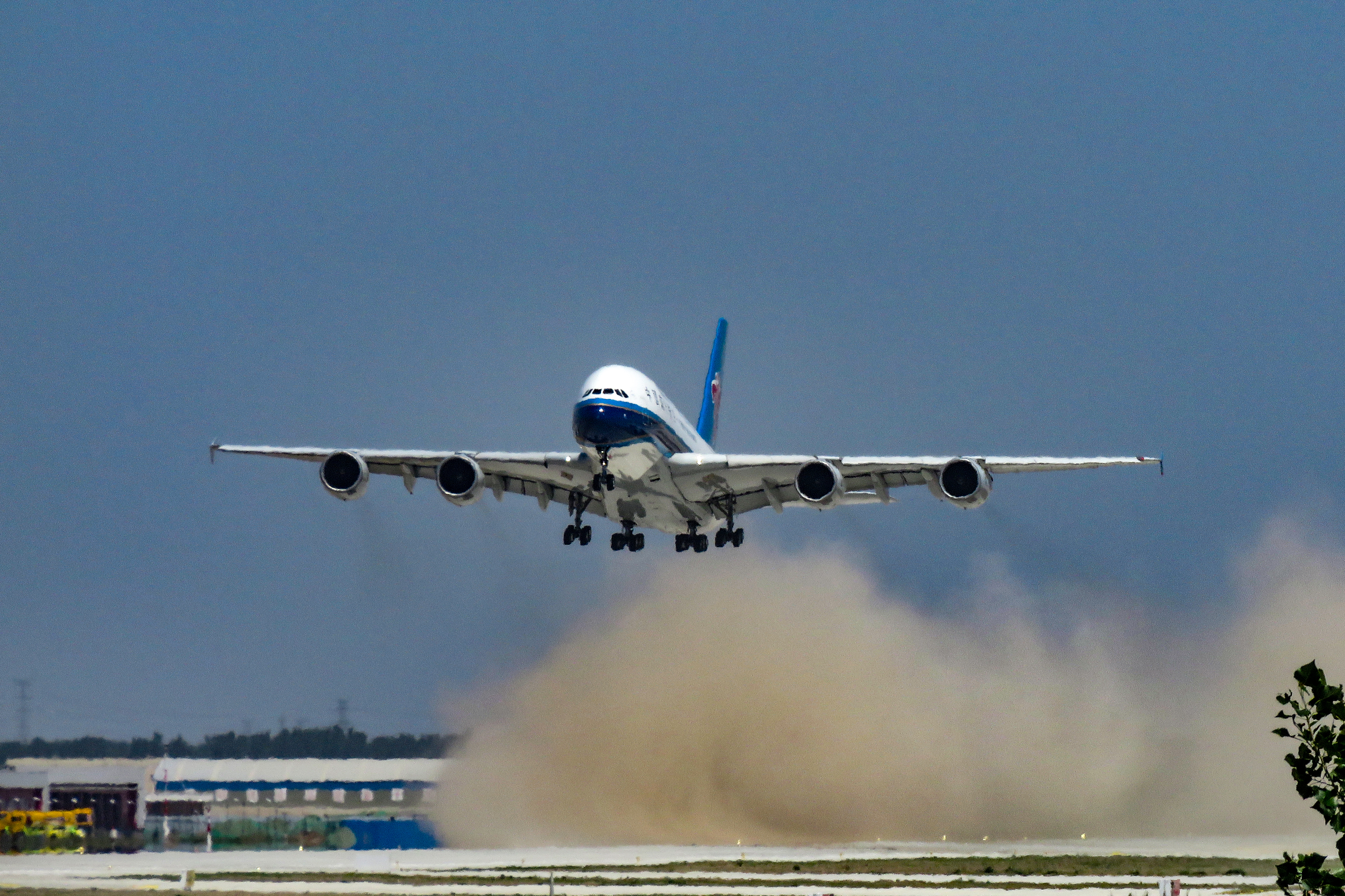 Óriásgép az óriásreptéren: üzemi próba a China Southern A380-asával