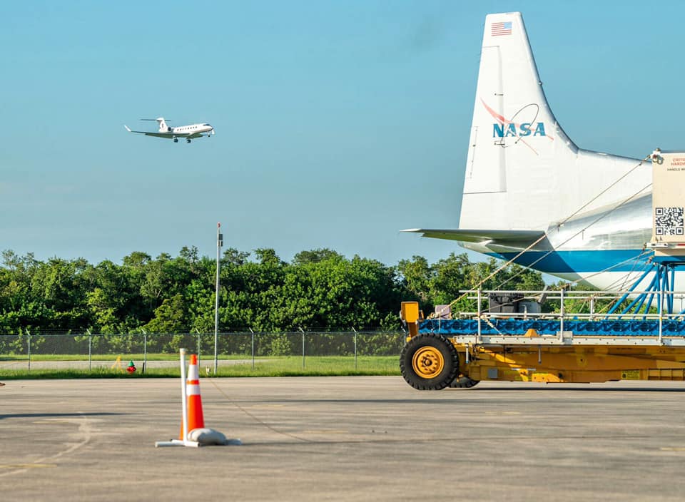 Érkezés az űrközpont repülőterére, az előtérben egy Super Guppy farokrésze (fotók: Facebook, Flightglobal)
