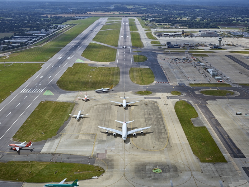 A képen a főpályától jobbra a gurulóként használt rövidebb pálya (fotók: Gatwick Airport)