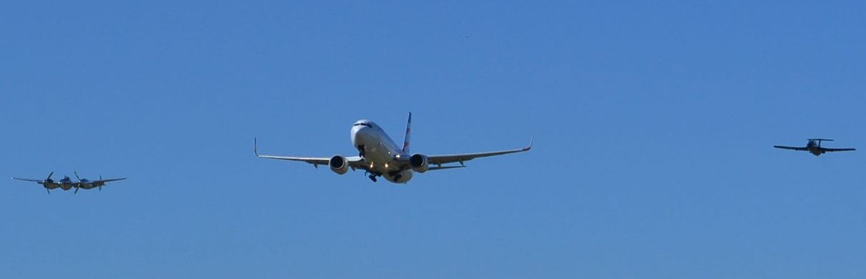 A nagygépes áthúzás izgalmas pillanata: a 737-es futót nyit, a Delfin korrigál...<br>(fotó: Márványi Dóra