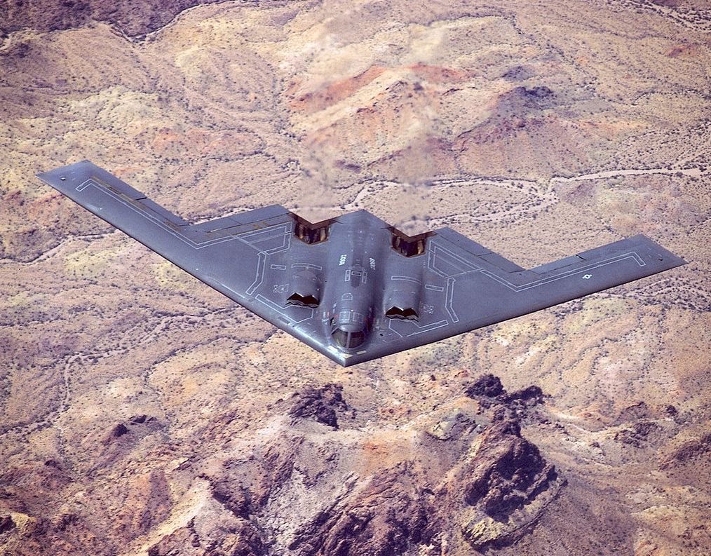 1988, az előd, a B-2 első repülése<br>(fotók: US Air Force)