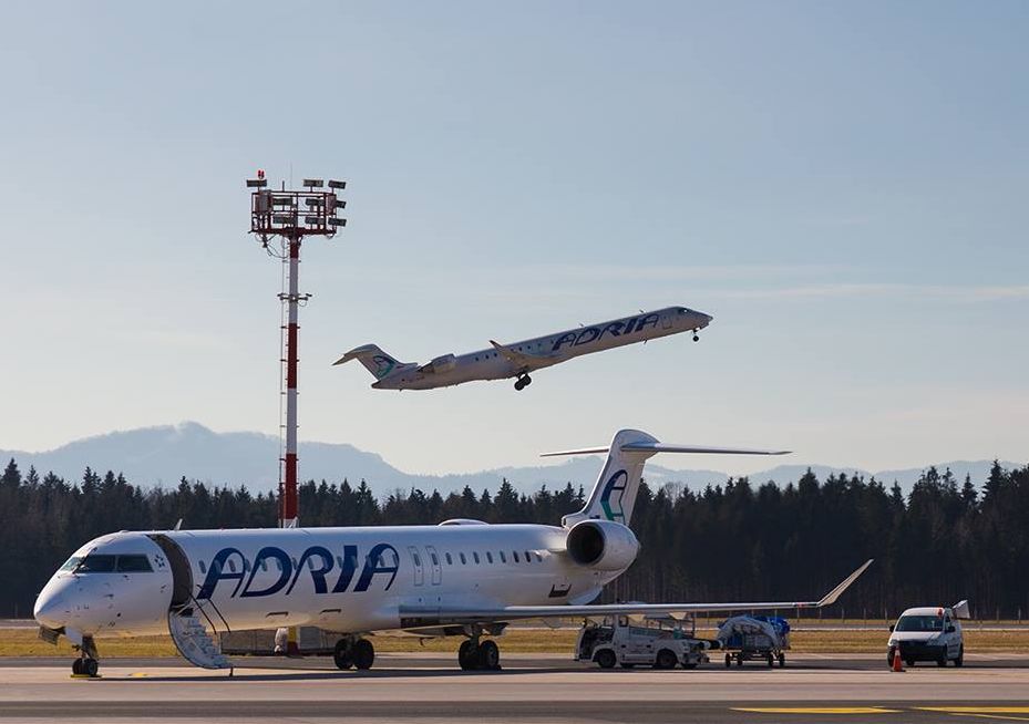 Több napnyi ideiglenes üzemszünetet követően, pénzügyi nehézségek miatt csődött jelentett hétfőn a szlovéniai Adria Airways (kép forrása: Adria Airways Facebook-oldala)