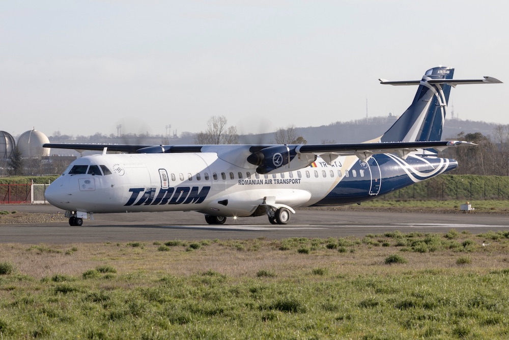 Az első átvett ATR-72-600-as, tetszetős új festéssel<br>(fotó: Tarom) 