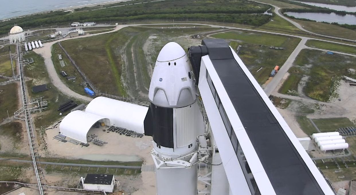 A rakéta az űrhajóval, és az elegáns utashíd<br>(fotók: NASA TV, SpaceX)