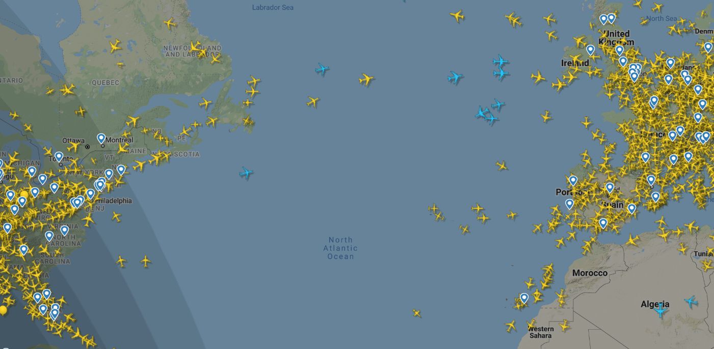 Flightradar-kép: az óceán fölött több a teherszállító