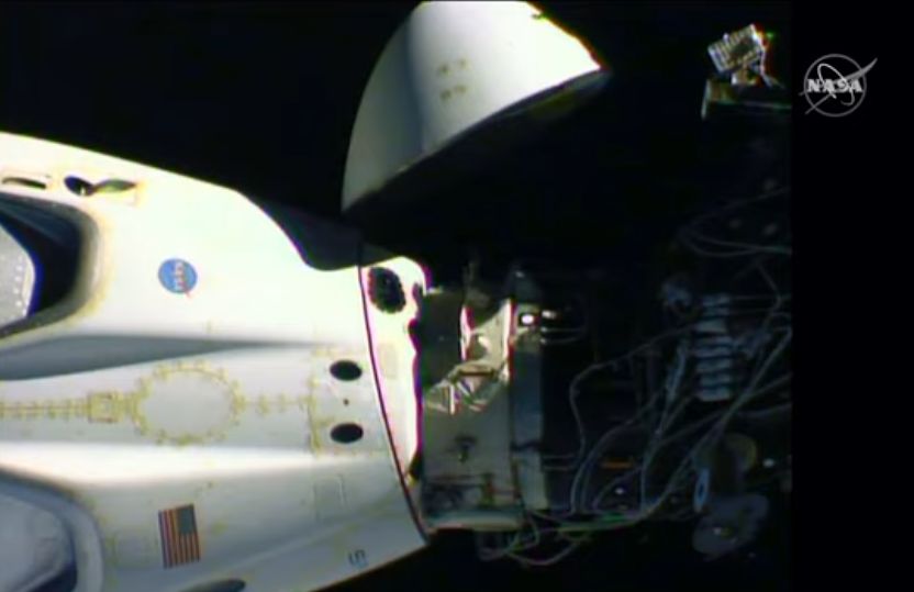 Még összekapcsolva az űrállomással (fotók a NASA tévétől)