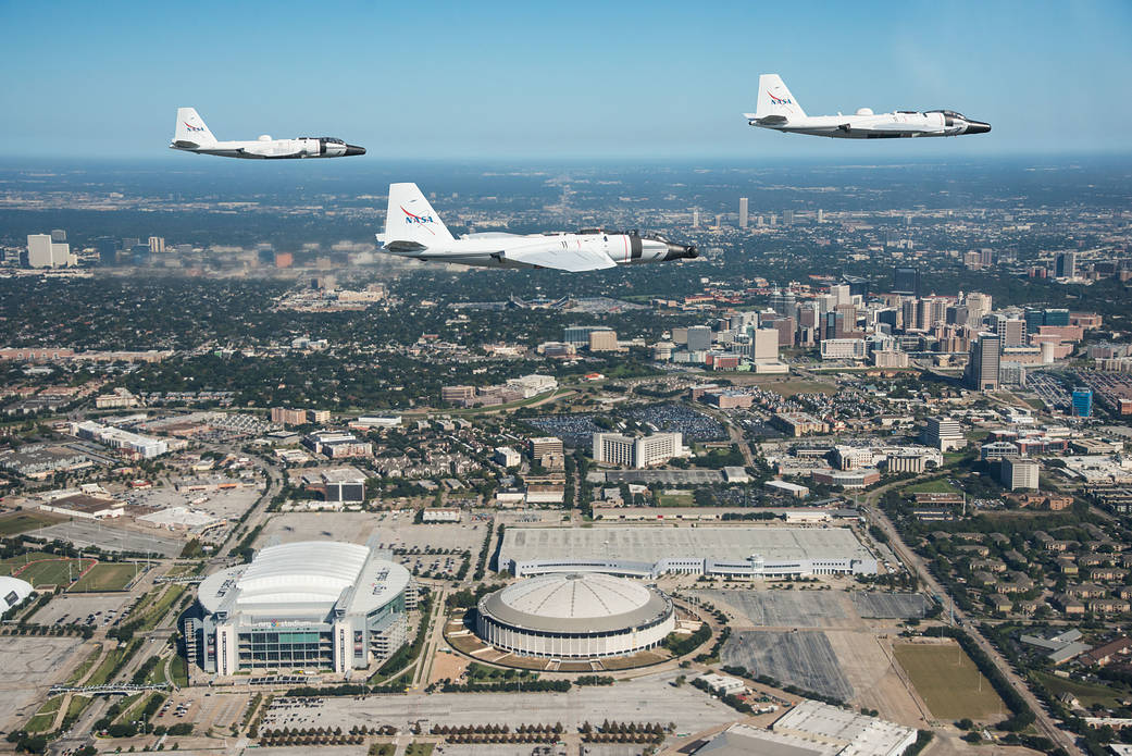 Kötelék Houston felett (fotók: NASA)