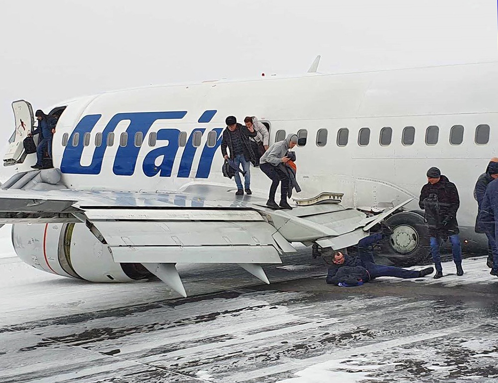 Az utasok éppen elhagyják a fedélzetet (fotó: vk.com/Авиация Коми)