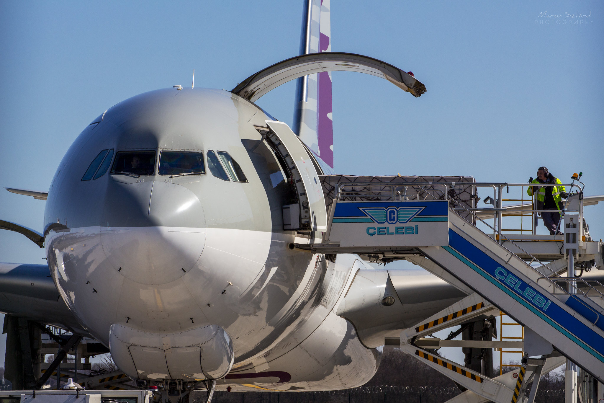 Éppen pakolják le az árut a Qatar Aiways Cargo egyik Airbus A330F típusú repülőgépéről még márciusban a Cargo Citynél (fotó: Maron Szilárd Ákos)