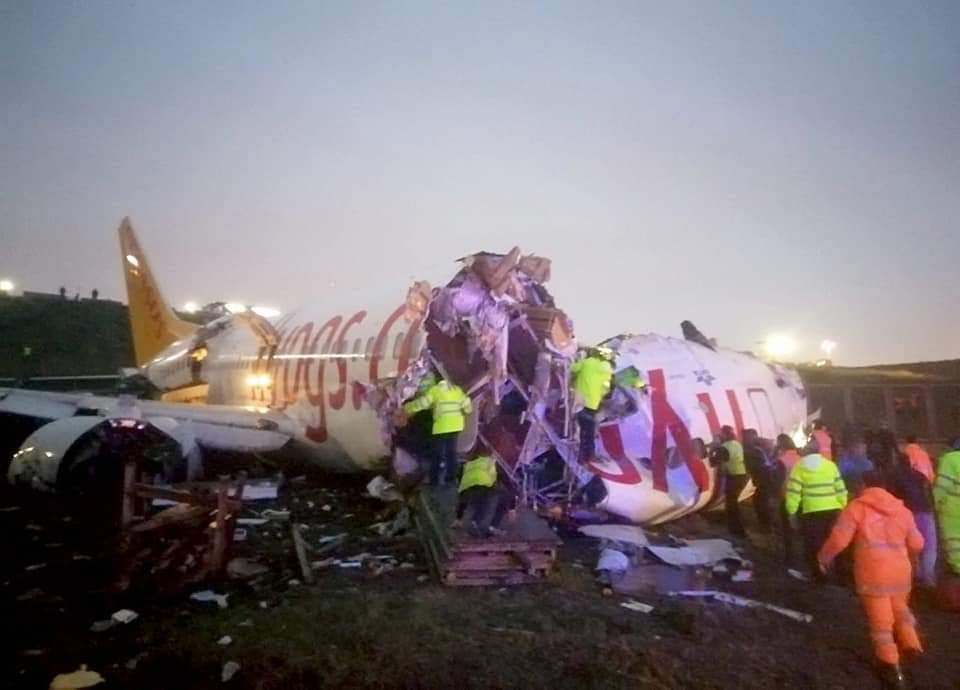 Túlfutott a Pegasus egyik gépe Isztambulban, majd három darabra tört. A balesetben hárman meghaltak, 179-en megsérültek (kép forrása: Twitter)