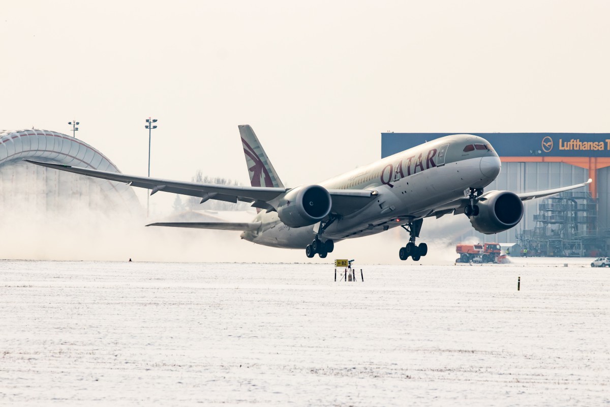 A Qatar Airways egyik Boeing 787-8 Dreamlinere, Budapestről történő felszálláskor, 2018. február 28-án (fotó: Köbli Ferenc)