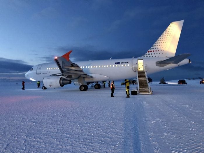 Az AAD által rendszeresített Airbus A319-es az Antarktiszon. (Fotó: Clive Srauss, Ausztrál Antarktiszi Divízió)