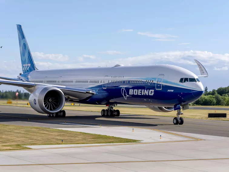 Boeing 777X és a kompozit szárnyak alatt a GE9X (fotó: Boeing)