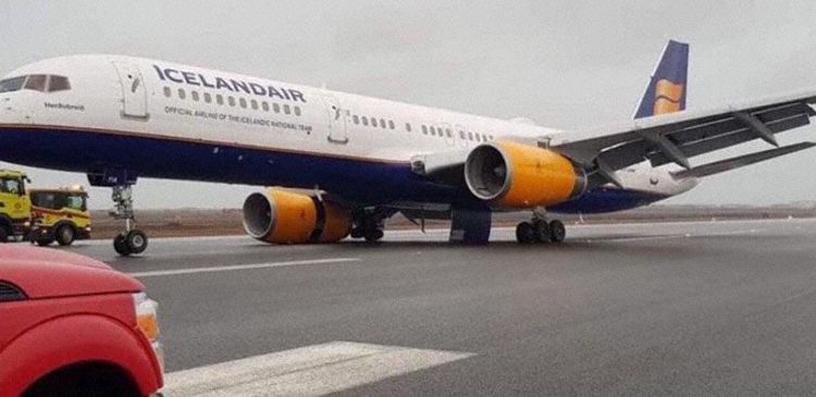 Az Icelandair Boeing 757-ese becsuklott futóművel a futópályán<br>fotók: Twitter)