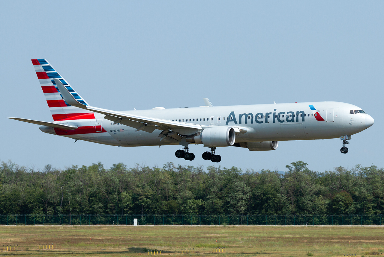 Az American Airlines hamarosan nyugdíjba vonuló Boeing 767-eseinek az egyike. N393AN -LHBP (fotó: Kohutovics Bence)