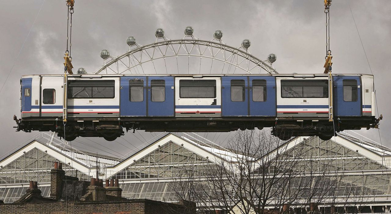 Vajon mit szólhattak a London Eye-ban ülők, amikor meglátták a metrókocsit? A képre kattintva galéria nyílik (fotók: Daily Mail)