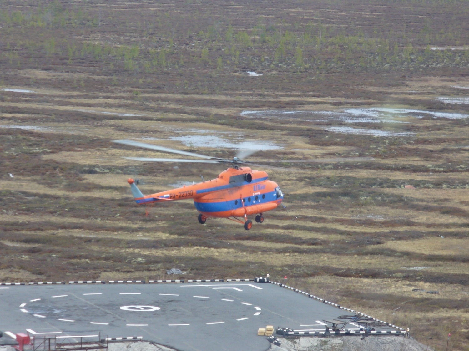 A RA-22350-es Mi-8T munka közben (fotó: russianplanes.net)