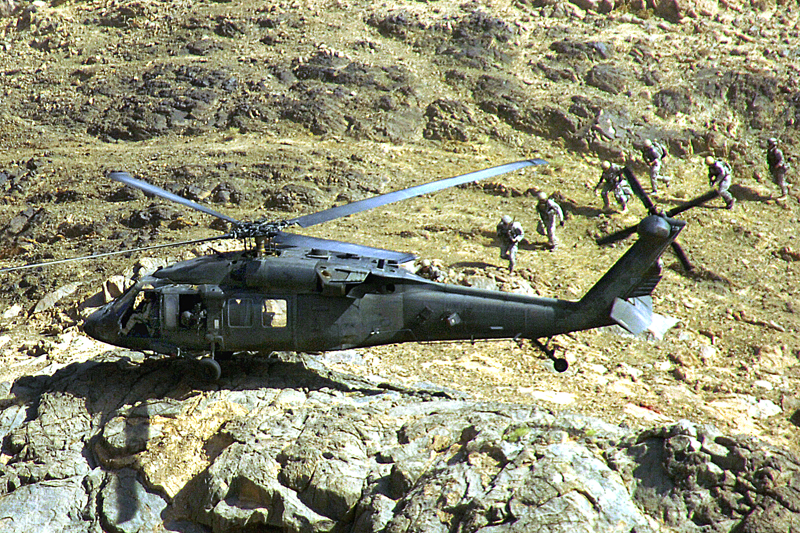 Black Hawk minka közben egy afganisztáni hegytetőn (fotó: defense.gov)
