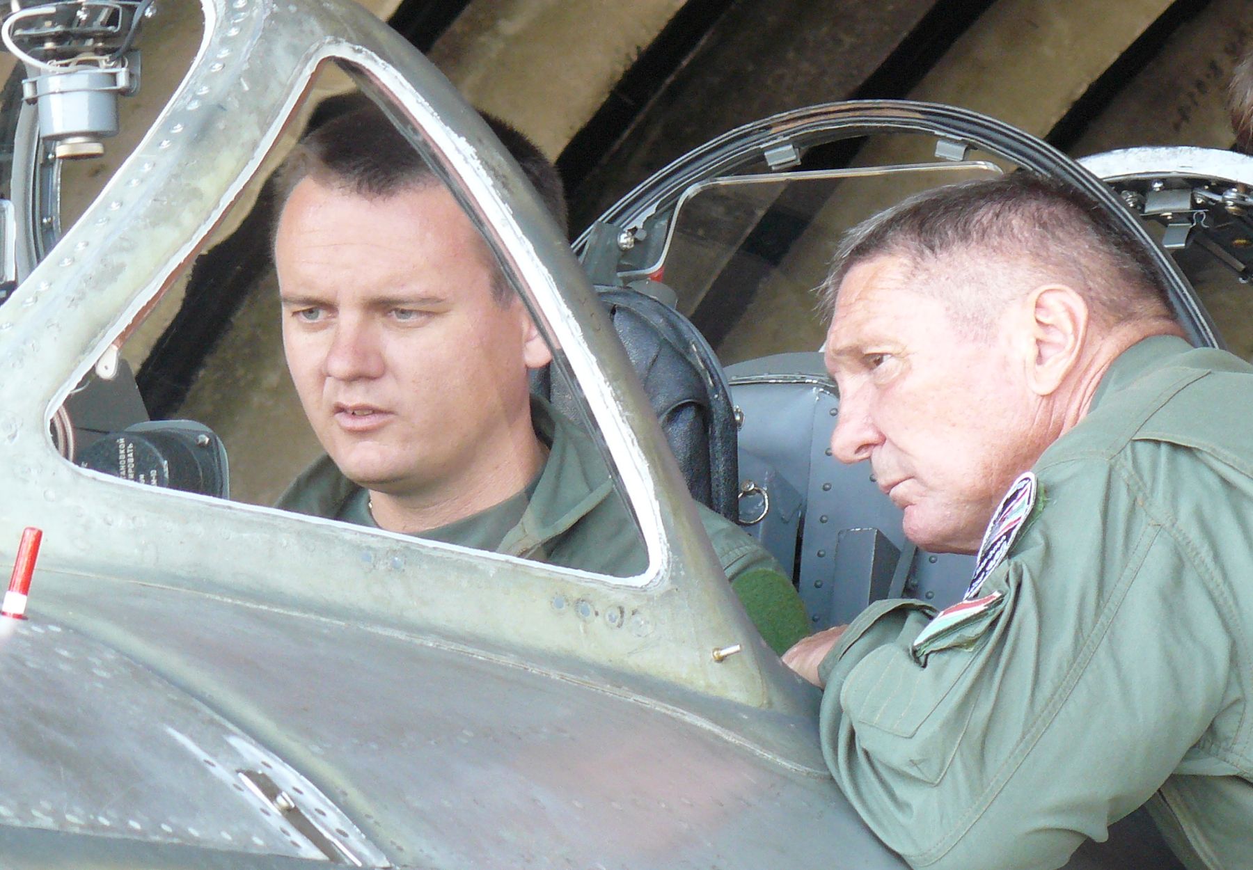 Két pilóta tanakodik - előkészítés közben