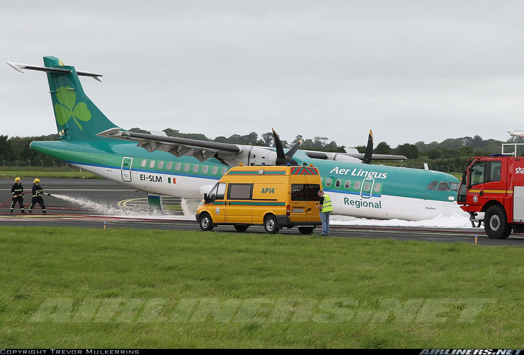 A sérült gép mentés közben (fotó: airliners.net)