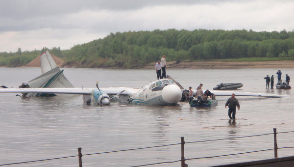 Az Ob folyóban landolt az An-24RV (fotó: RIA)
