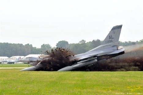 A földet szántó F-16C <br>(fotó: vtaq.com)