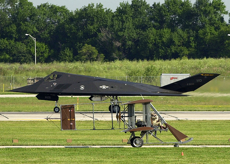 A Wright-gépek az airshowk kedvencei voltak – egy másik B itt épp egy F-117-es lopakodóval együtt gurul