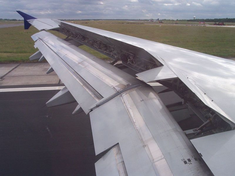 Fékszárny az A320-ason – földetérés után nyitnak az áramlásrontó lapok is