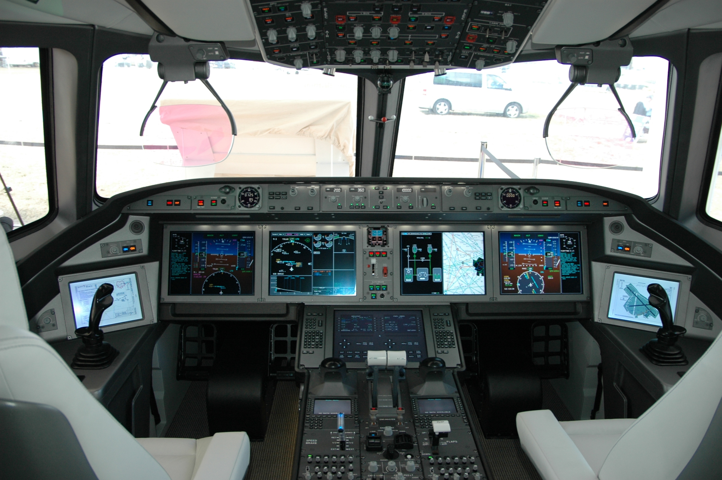 A pilótafülke a XXI. századnak megfelelő műszerezettségű <br>(fotó: uacrussia.com)