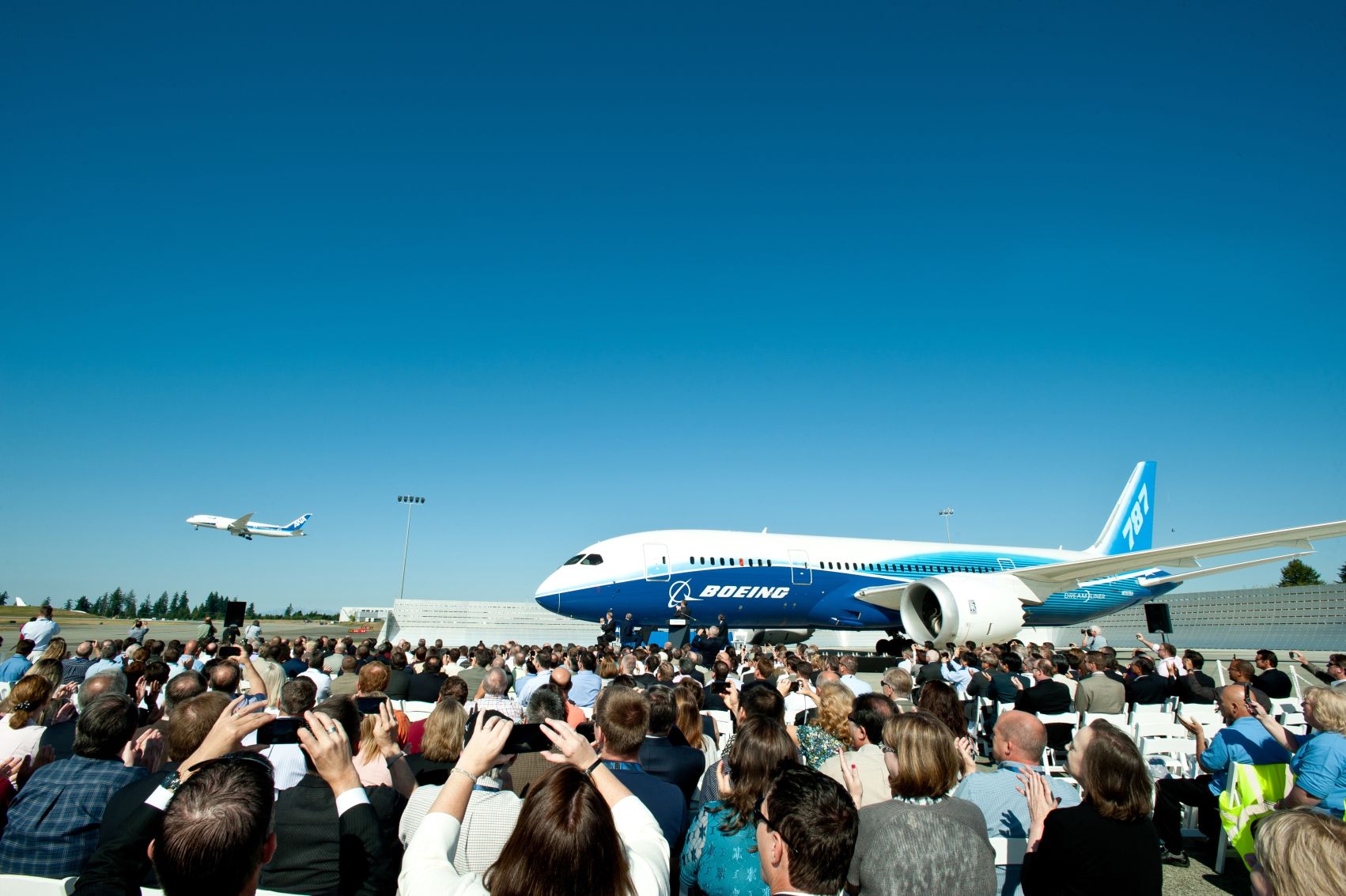 Everett, ünnepség: egy 787-es a ceremónia díszlete, egy pedig éppen felszáll
