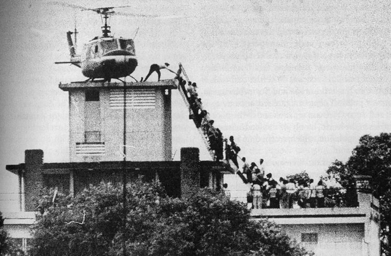 Az eredeti jelenet 1975-ben egy UH-1-essel: menekülés a saigoni amerikai nagykövetségről