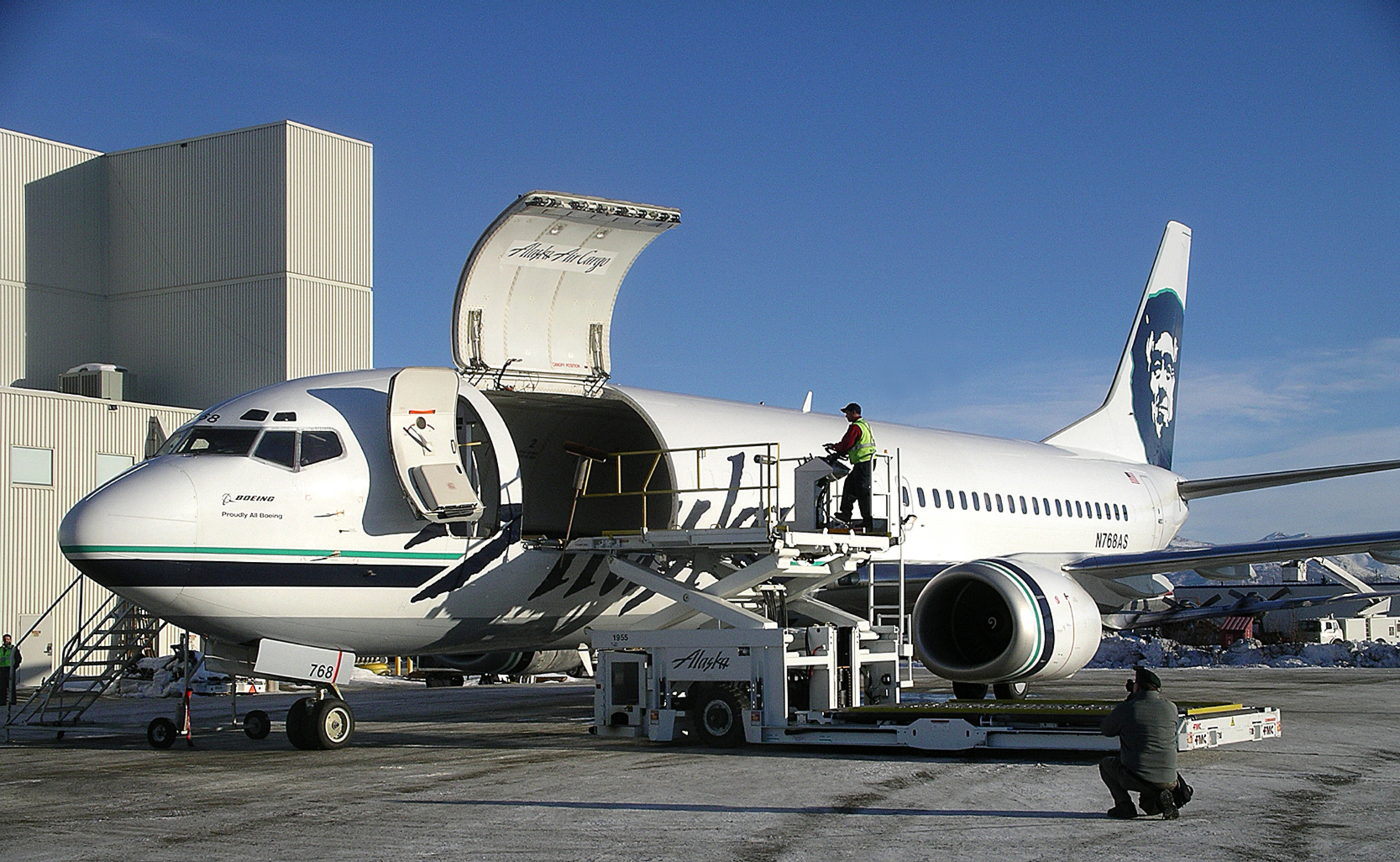 Az Alaska is a Pemco-nál alakíttatta át 737-400-asait Combivá <br>(fotó: alaskasworld.com)