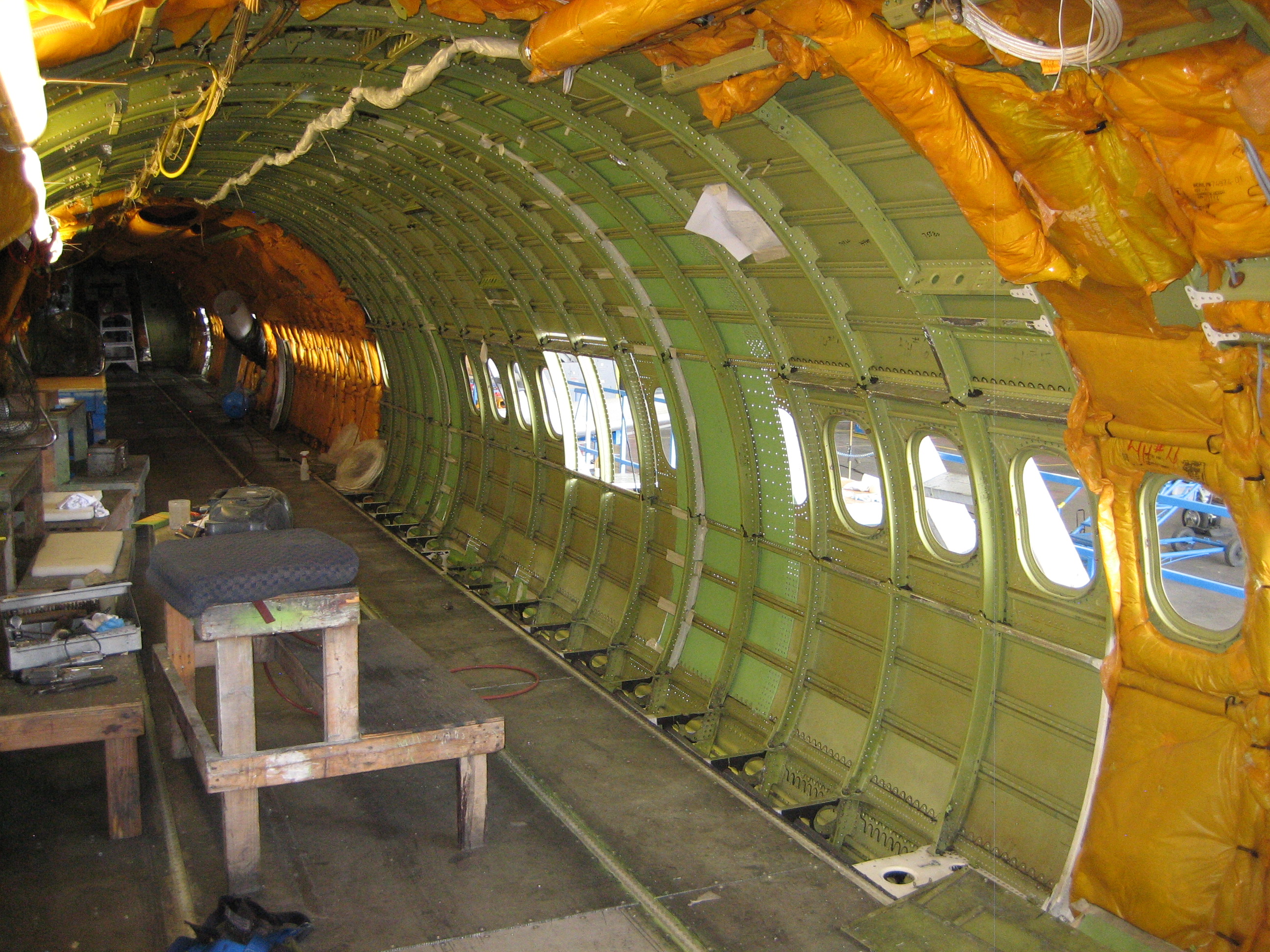 MD-80-as átalakítás alatt <br>(fotó: cargofacts.net)