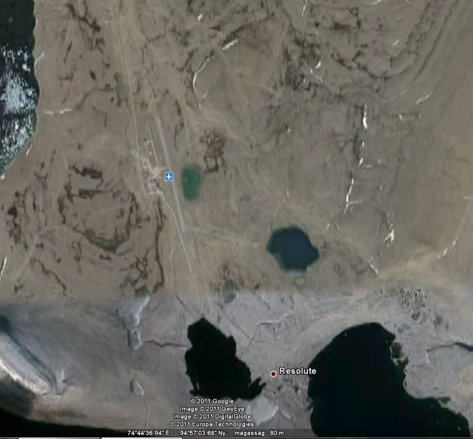 Resolute és környéke a Google Earth fotóján: kis inuit település repülőtérrel, sarkvidéki expedíciók kiindulópontja 