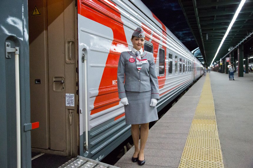 Irina vonatkísérő az orosz vasútnál (képek forrása: spon.de, a képre kattintva galéria nyílik)