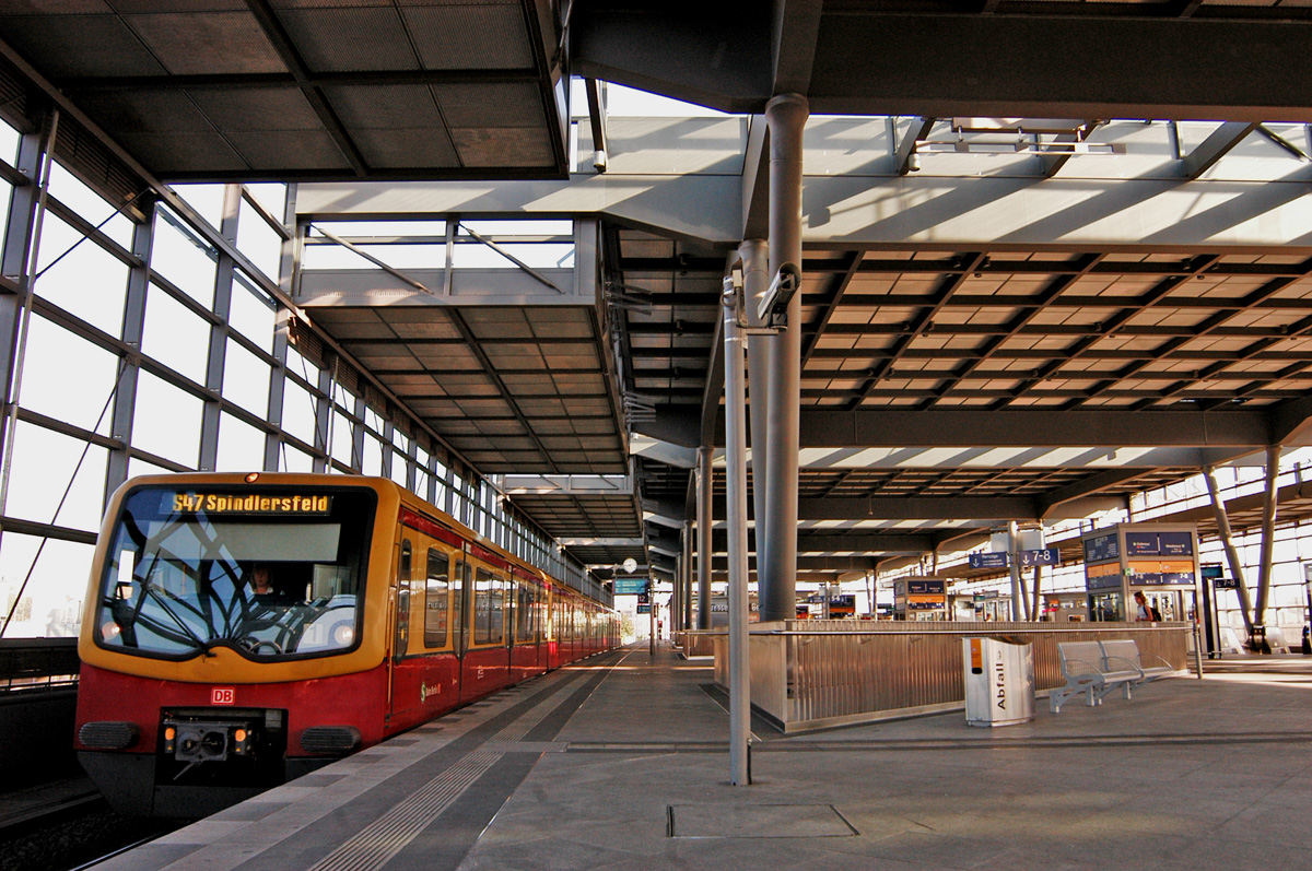 S-Bahn-szerelvény Südkreuz-állomáson. Ingyenes városi, vagy nemingyenes regionális tarifája lesz?