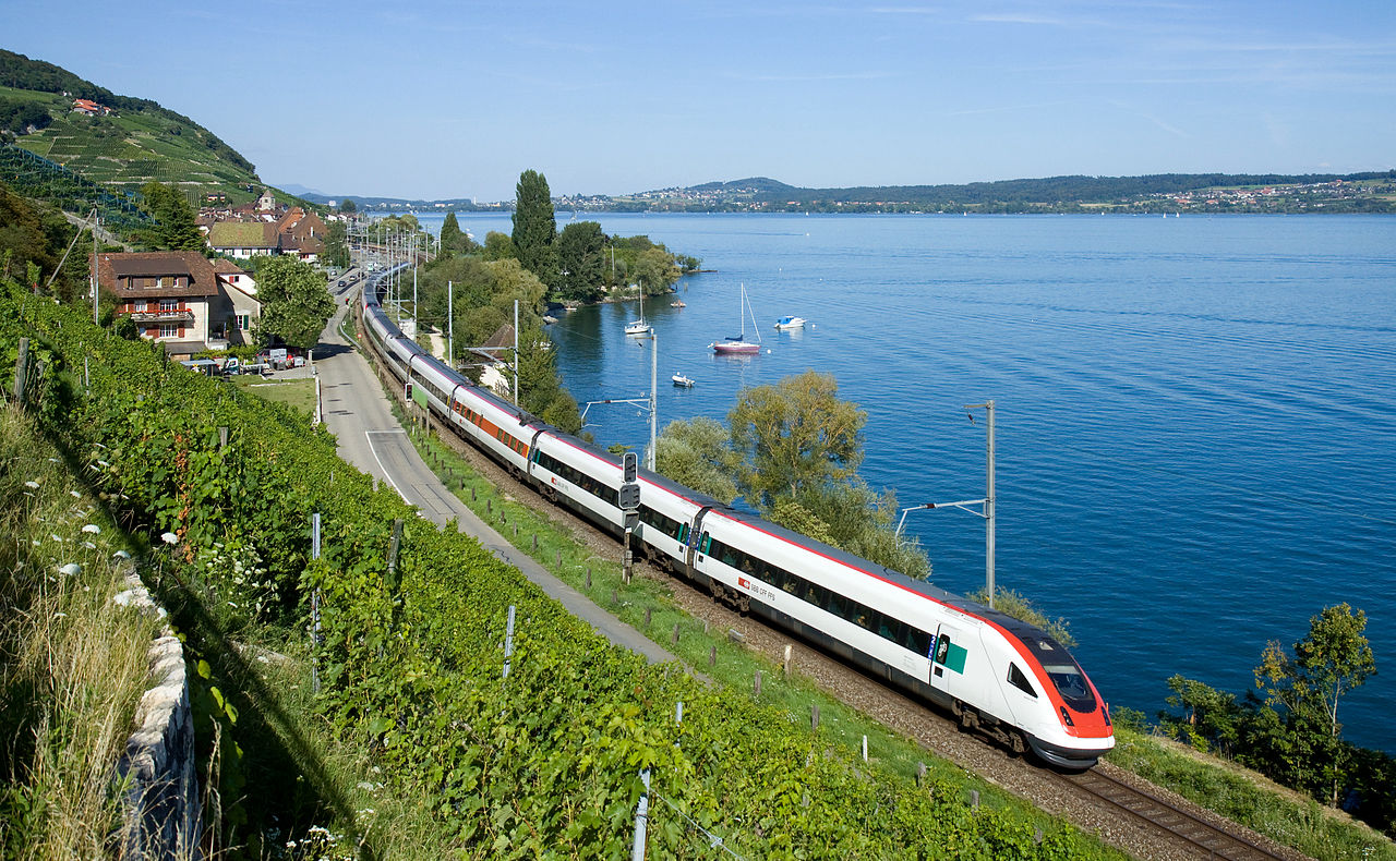 A modern villamos-motorvonatok (például a svájci ICN) energiahatékonysága elvileg jobb, de így is sok áramot használnak, különösen gyorsításkor (fotó: Wikipédia)